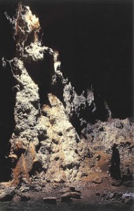 Το εσωτερικό του Γουμενόσπηλιου, τόπος σύναξης των ασκητών του Αγιοφάραγγου